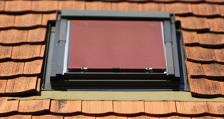 Ventana basculante en tejado con persiana